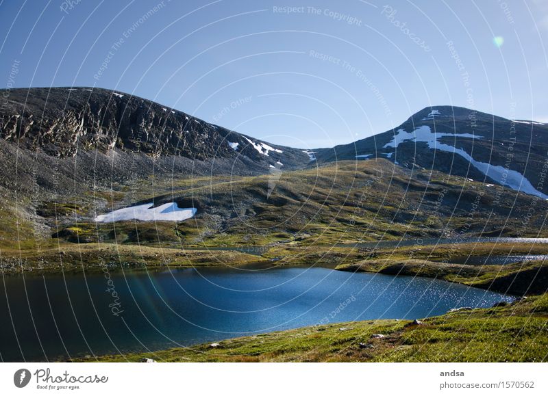 Einsamer See in Norwegen in den Bergen leer menschenleer Berge u. Gebirge nichts los Schnee Fels Steine Natur Landschaft Skandinavien wandern Rondane
