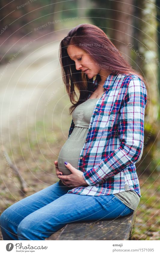 halten. feminin Frau Erwachsene Mutter 1 Mensch 18-30 Jahre Jugendliche natürlich positiv schwanger Zukunft Farbfoto Außenaufnahme Tag Schwache Tiefenschärfe
