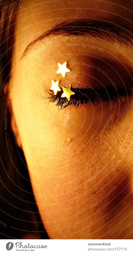 Sternschnuppenschauer Gesicht ruhig feminin Junge Frau Jugendliche Haut Auge gold Trauer Verzweiflung Farbe Stern (Symbol) geschlossen Sterntaler Sternchen