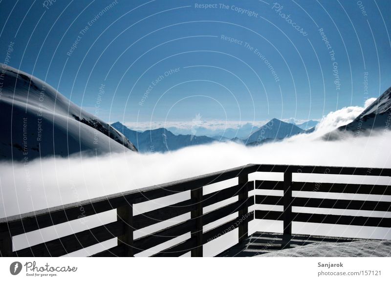 Wolkenschiff Berge u. Gebirge Horizont Großglockner Hochgebirge Alpen Hütte Berghütte Geländer über den Wolken Einsamkeit Österreich Winter Alpenvereinshütte