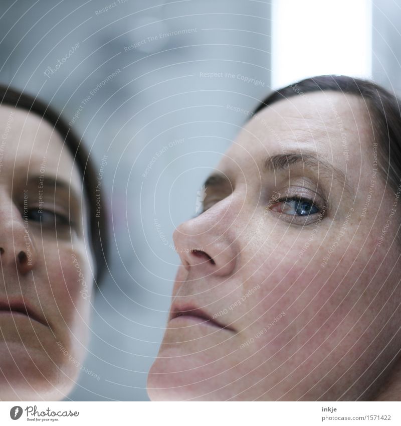 unsympathisch und überheblich Stil Gesicht Frau Erwachsene Leben 1 Mensch 30-45 Jahre Spiegel Spiegelbild Blick Gefühle Neid Hochmut eitel Verachtung
