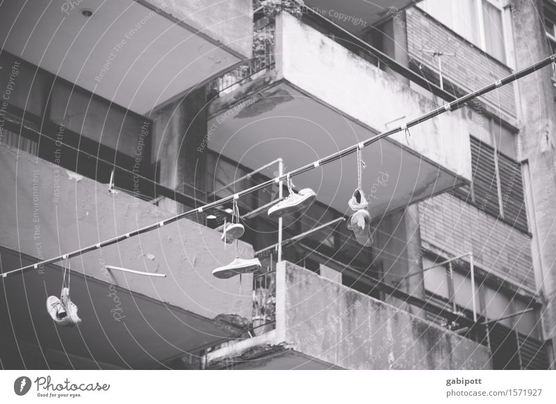 schwarzsehen | beim schuhanziehen Havanna Kuba Stadt Altstadt Haus Ruine Mauer Wand Fassade Balkon Schuhe Turnschuh trashig trist grau stagnierend Stimmung