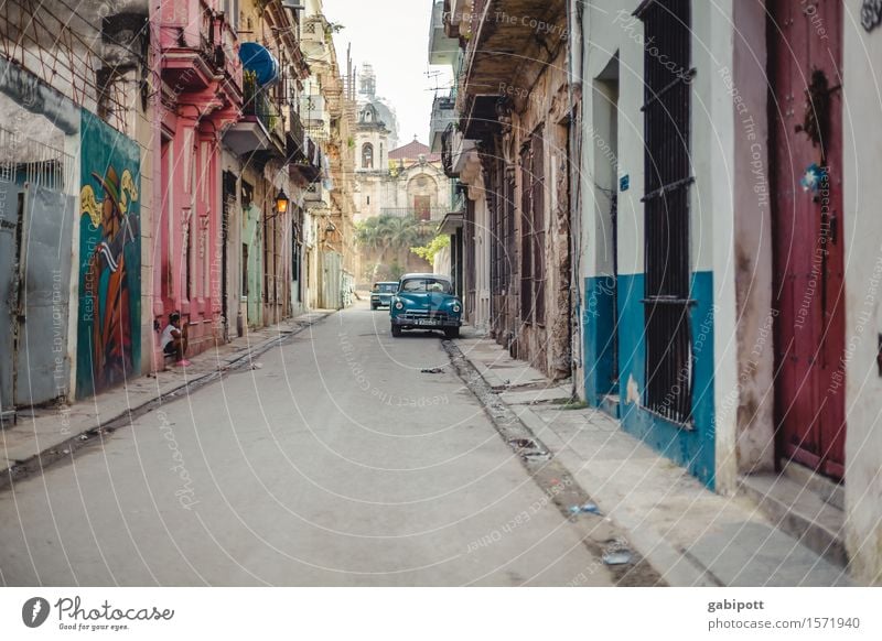 Cuba Havanna Kuba Hauptstadt Stadtzentrum Altstadt Haus Fassade Verkehrsmittel Verkehrswege Straße Wege & Pfade PKW Oldtimer alt außergewöhnlich Freundlichkeit