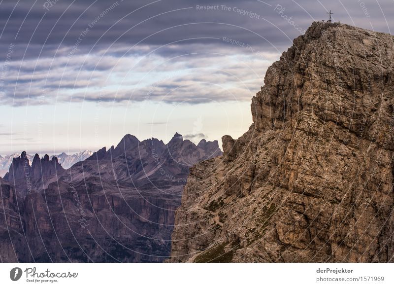 Wandern in Dolomiten mit Panorama Ferien & Urlaub & Reisen Tourismus Ausflug Abenteuer Ferne Freiheit Berge u. Gebirge wandern Umwelt Natur Landschaft Pflanze