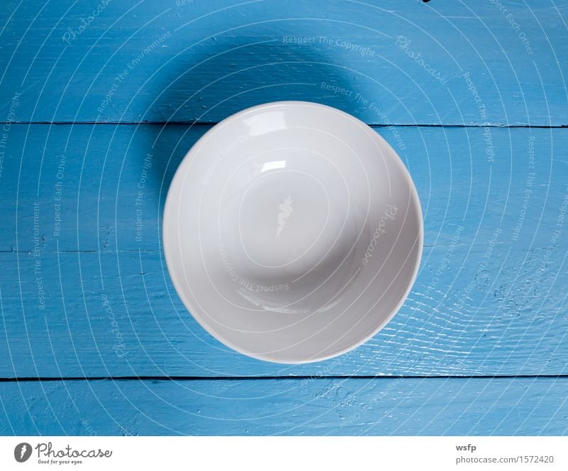 Leere Schale auf blauem Holz in Vogelperspektive Schalen & Schüsseln Restaurant Gastronomie alt weiß Holzbrett Holztisch Holzschild Brett Bretter Speisekarte