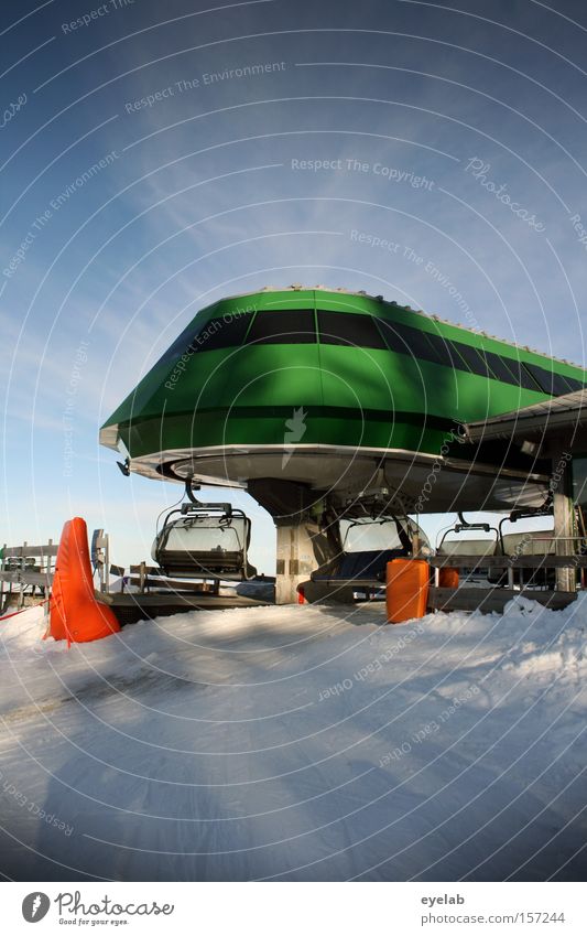 Gelandet Himmel Wolken Gebäude Haus Skilift UFO Außerirdischer grün Fenster rund Wölbung Schatten Elektrisches Gerät Technik & Technologie Wintersport