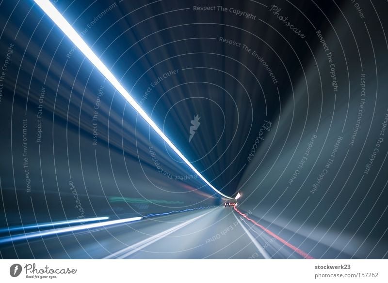 wie auf lichtschienen Licht Tunnel KFZ Fahrzeug Geschwindigkeit Lichtgeschwindigkeit Rücklicht Langzeitbelichtung unterirdisch PKW