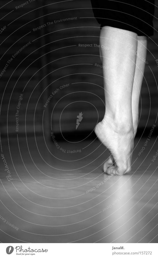 Autsch! Fuß Tanzen Beine Bodenbelag Frau Schwarzweißfoto Balletttänzer Frauenbein Unterschenkel Frauenfuß Barfuß Zehenspitze stehen Vor dunklem Hintergrund