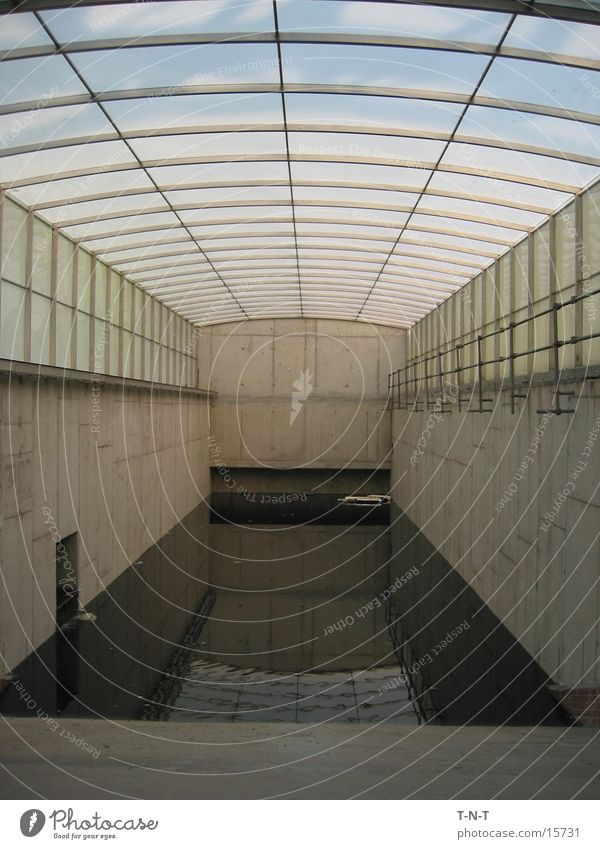 Innenteich Teich Zisterne Klärwerk Architektur Wasser Lagerhalle stürzende Linien Reservoir