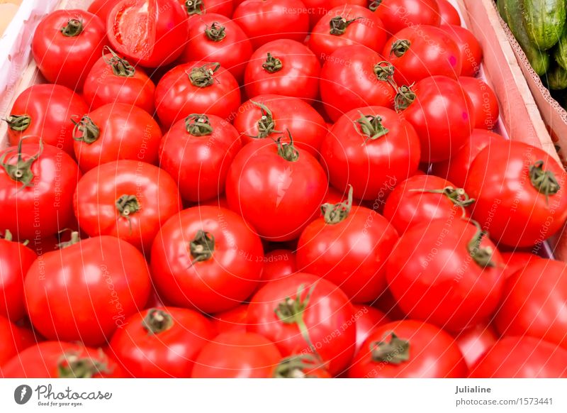 Hintergrund mit frischen roten Tomaten Gemüse Vegetarische Ernährung gelb Lebensmittel Gesundheit reif roh organisch Farbfoto
