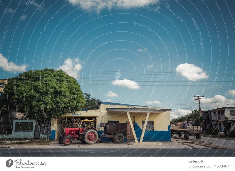 Kuba | irgendwo mittendrin Himmel Wolken Schönes Wetter Kleinstadt Haus Fassade Verkehrsmittel Traktor Tourismus Tradition Güterverkehr & Logistik Verfall