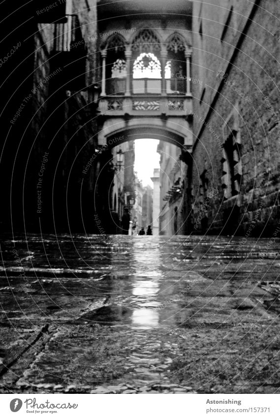 dunkle Gasse Barcelona Spanien Schwarzweißfoto Kontrast nass Stadt grau Stein Straße Altstadt dunkel Tor Verkehrswege