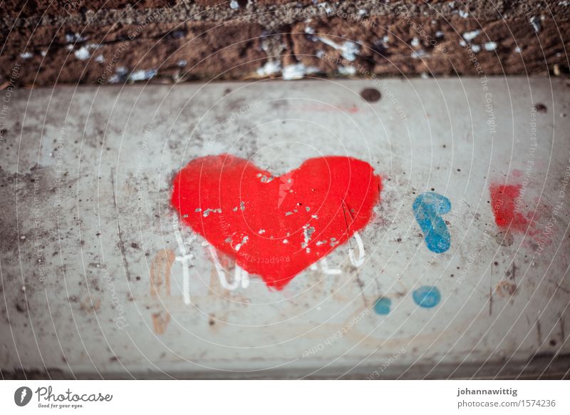 herzstadt. Kunst Kunstwerk Stein Graffiti Herz Kitsch positiv rebellisch wild grau rot Mauer Straße Straßenkunst Wege & Pfade Zufall entdecken Liebe