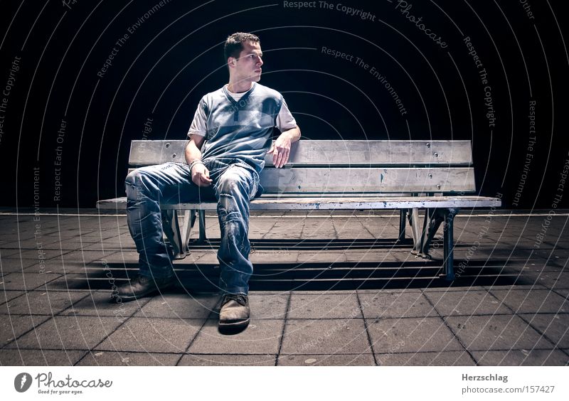 Nachtszene Bank Szene kalt dunkel Mensch Charakter blau Einsamkeit warten Licht Beton sitzen Langeweile Bahnhof DB