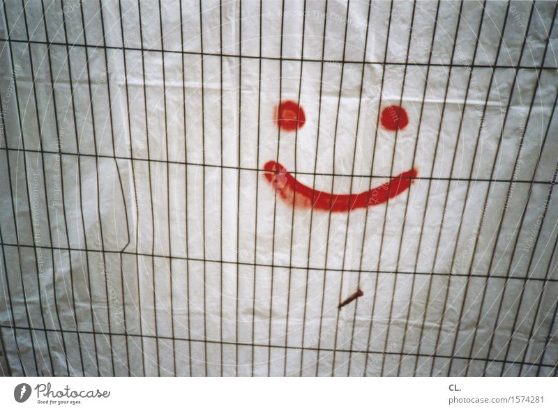 immer gute laune Baustelle Zaun Bauzaun Smiley Abdeckung Zeichen Graffiti Lächeln lachen Freundlichkeit Fröhlichkeit positiv trist grau rot Freude Lebensfreude