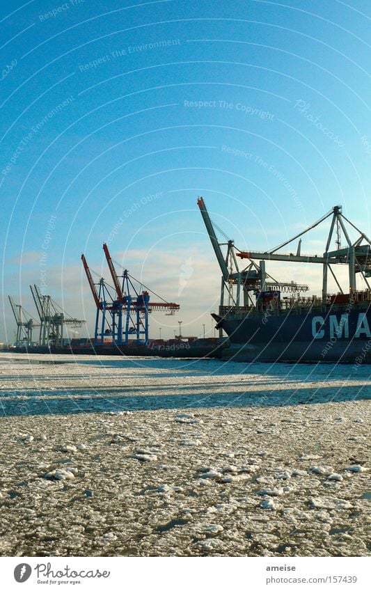 Port of Hamburg [pt. 2] Elbe Hafenkran Wasserfahrzeug Eis Eisscholle Schatten Hafenarbeiter Winter Dock Blauer Himmel kalt Wolken Schnee Industrie