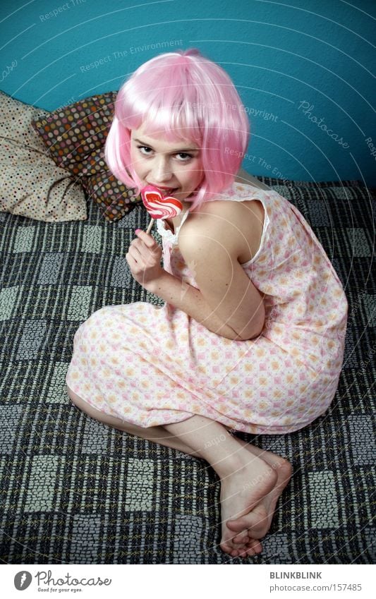 lollipop #1 rosa Mädchen süß kindlich Perücke Lollipop Herz Kissen Nachthemd feminin Barfuß Blick türkis trashig Süßwaren Frau Karneval Ernährung