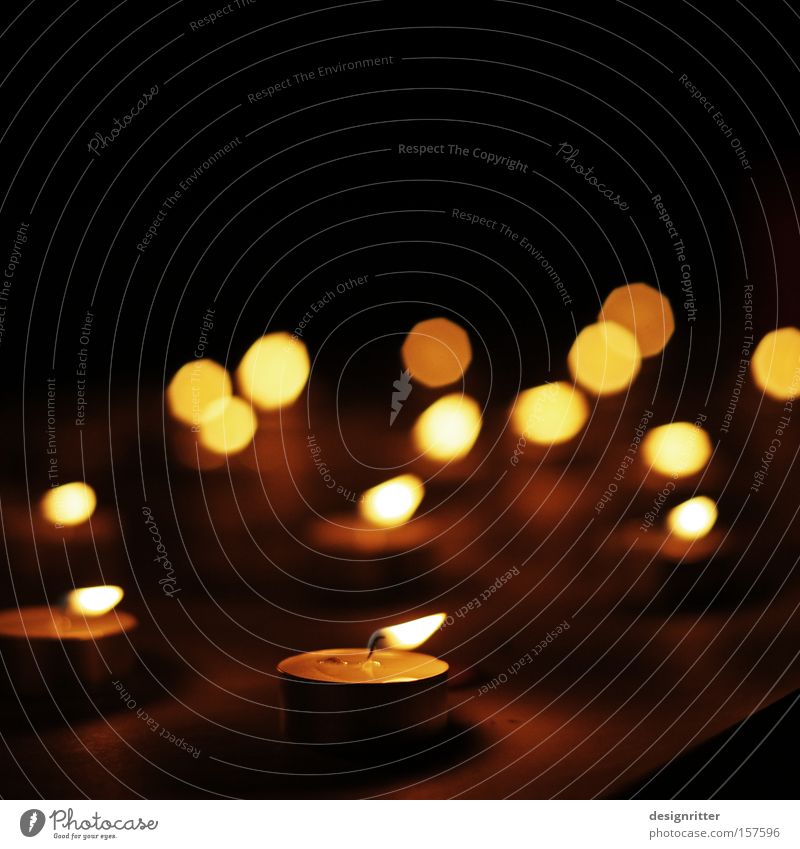 gemeinsam wird´s heller Kerze Kerzenschein Licht Teelicht dunkel Zusammensein Gesellschaft (Soziologie) Orientierung Kommunizieren