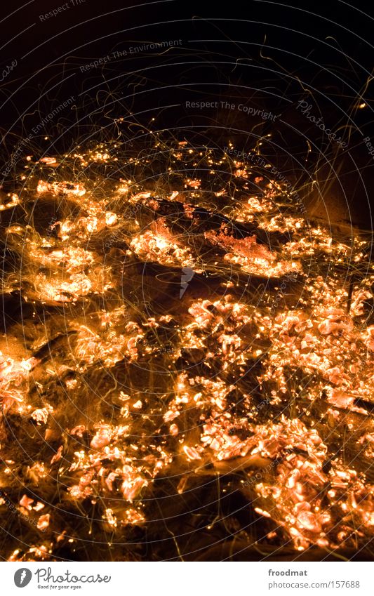 hot spot Feuer Glut heiß Nacht Feuerstelle Ferien & Urlaub & Reisen Romantik Wärme Heizung Kohle Funken brennen Vulkan Brandasche Langzeitbelichtung Sommer