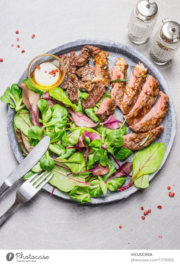 Geschnittene medium Steak vom Grill und grüner Salat Lebensmittel Fleisch Salatbeilage Kräuter & Gewürze Öl Mittagessen Abendessen Büffet Brunch Festessen