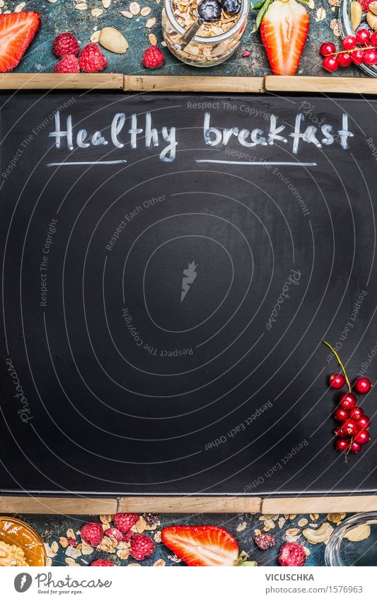 Inschrift Gesundes Frühstück auf leere schwarze Tafel Lebensmittel Frucht Getreide Dessert Marmelade Ernährung Bioprodukte Vegetarische Ernährung Diät Glas