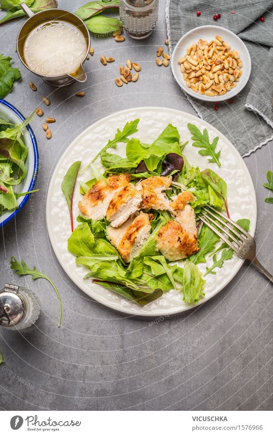 Hähnchen Salat mit grünen Mix-Salat Blätter Lebensmittel Fleisch Gemüse Salatbeilage Ernährung Mittagessen Abendessen Festessen Bioprodukte Diät Geschirr Teller