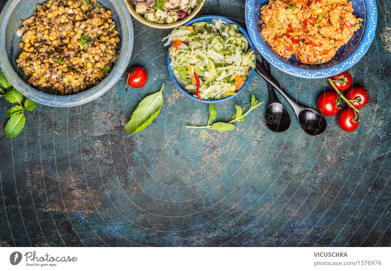 Gesunde vegetarische Salate in rustikalen Schüsseln mit Löffeln Lebensmittel Gemüse Salatbeilage Getreide Kräuter & Gewürze Ernährung Mittagessen Büffet Brunch