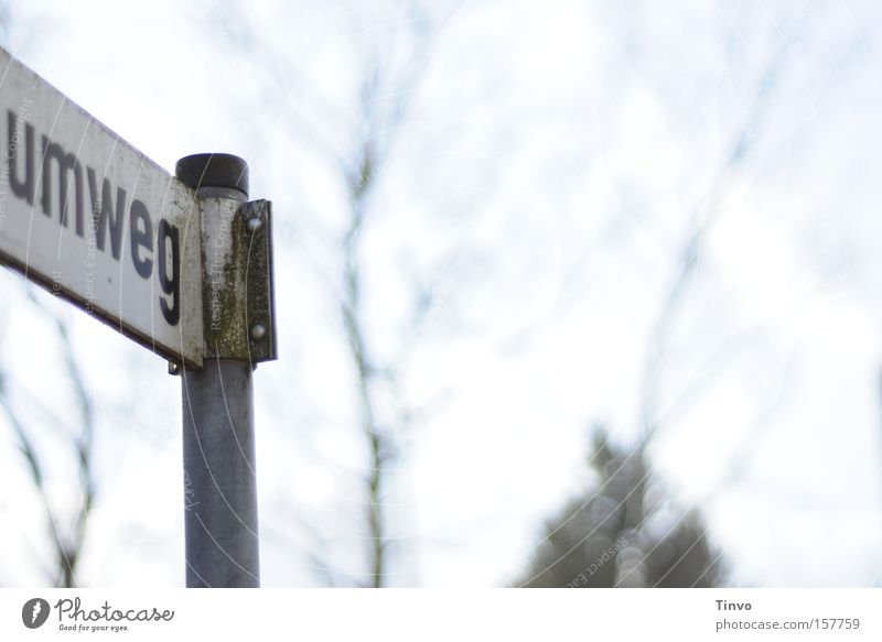 Ein Umweg ist auch ein Weg Straßennamenschild Schilder & Markierungen Wegweiser Hinweisschild innehalten nachdenken andere Wege gehen Eile