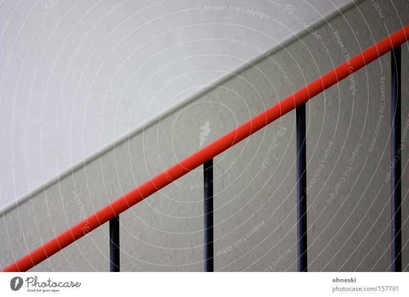 Treppengeländer Geländer Treppenhaus Stab Flur Halt graphisch minimalistisch Linie diagonal rot Wand Detailaufnahme Haushalt aufwärts