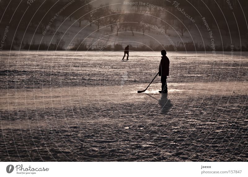 Keiner spielt mit mir … Einsamkeit Eis Eisfläche Eishockey Schlittschuhlaufen gefroren Feldhockey Junge Kind Spielen Winter Jugendliche