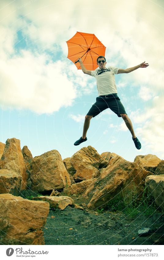 Lande-AAAHHH-nflug Regenschirm Sonnenschirm Schirm Fallschirm springen Bruchlandung Sturzflug Sommer Freude Felsen Aktion Spielen Jugendliche fliegen