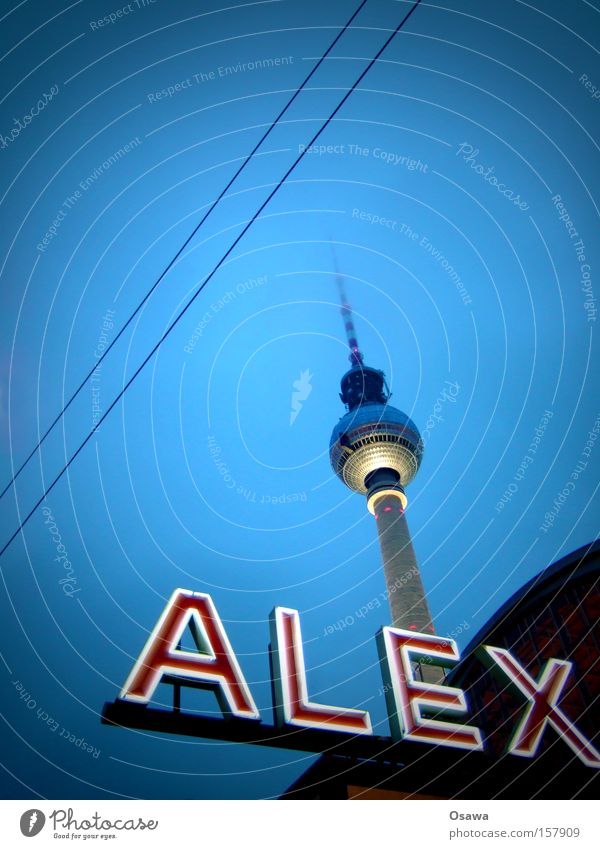 // Berlin Berliner Fernsehturm Alexanderplatz Turm Architektur Himmel Hauptstadt Wahrzeichen Antenne Sendemast Oberleitung Gebäude Bauwerk Bahnhof Denkmal