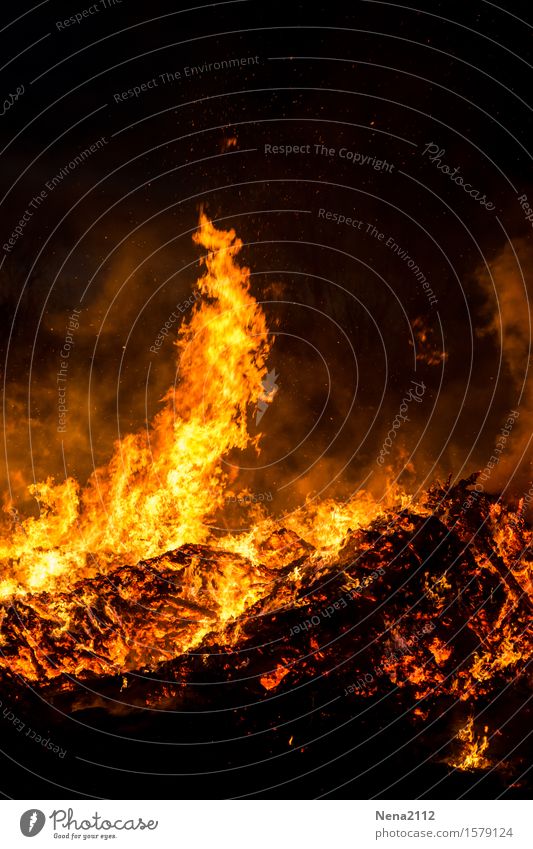 Heiße Ecke Feuer Brand Frühling Sommer bedrohlich fantastisch orange Freude Flamme heiß Osterfeuer Rauch Glut glühen glühend brennen heizen Feuerstelle Stimmung