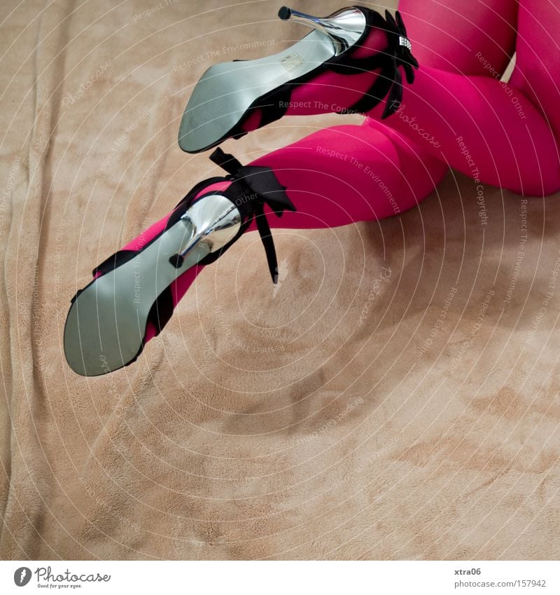 stilbruch Schuhe Damenschuhe Strumpfhose Strümpfe Beine Frau Decke Sandale knien krabbeln