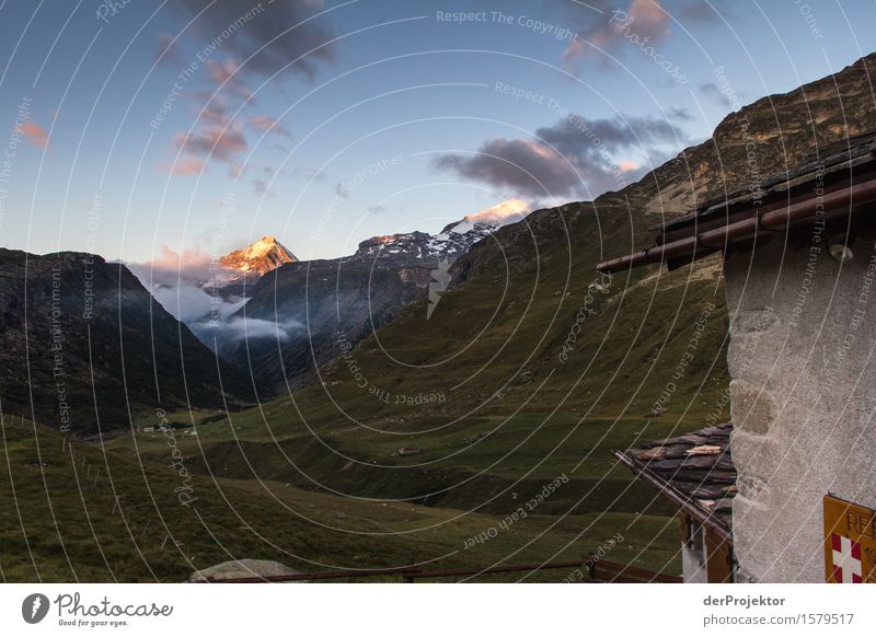 Von Sonne angestrahlter Berg in Savoien am Abend Zentralperspektive Starke Tiefenschärfe Sonnenstrahlen Sonnenlicht Lichterscheinung Silhouette Kontrast