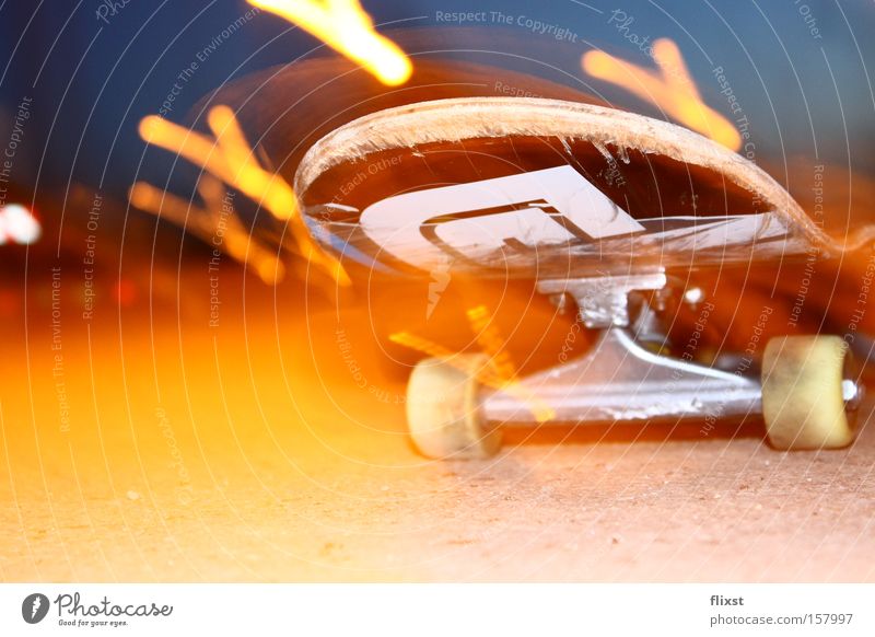 Rollin lights Farbfoto Außenaufnahme Experiment Textfreiraum unten Nacht Licht Starke Tiefenschärfe Freizeit & Hobby Wärme kalt Skateboarding rollen