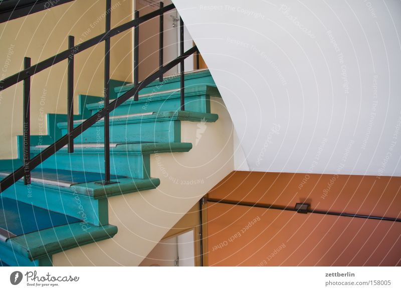 Treppenhaus Niveau Haus Bürogebäude Geländer Treppengeländer Treppenabsatz aufsteigen Karriere Detailaufnahme