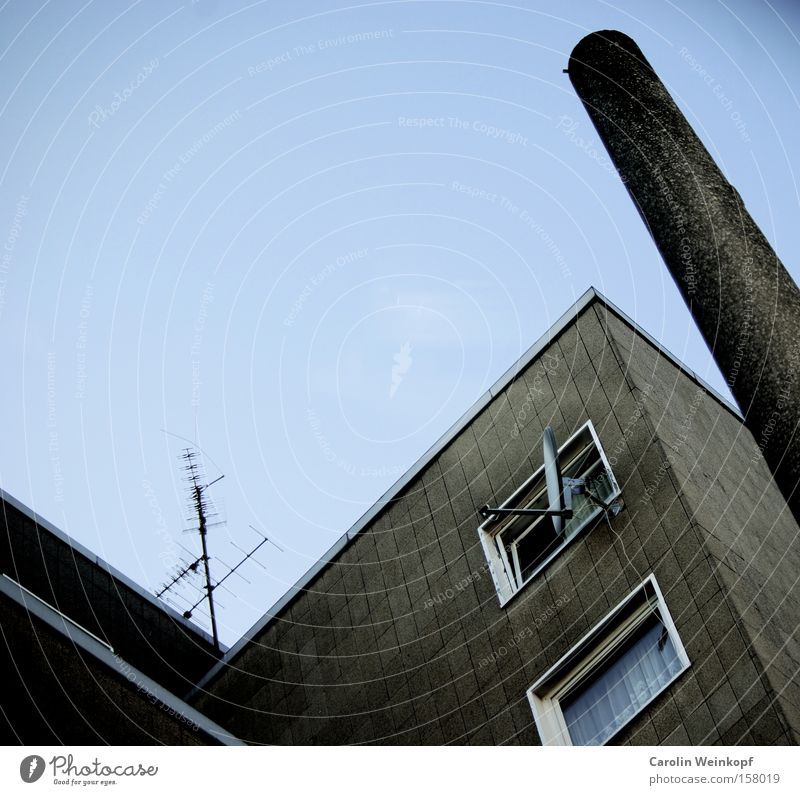 Köln grafisch. Schornstein Strommast Haus Plattenbau Antenne Satellitenantenne Fenster Vorhang Gardine Himmel blau Linie graphisch