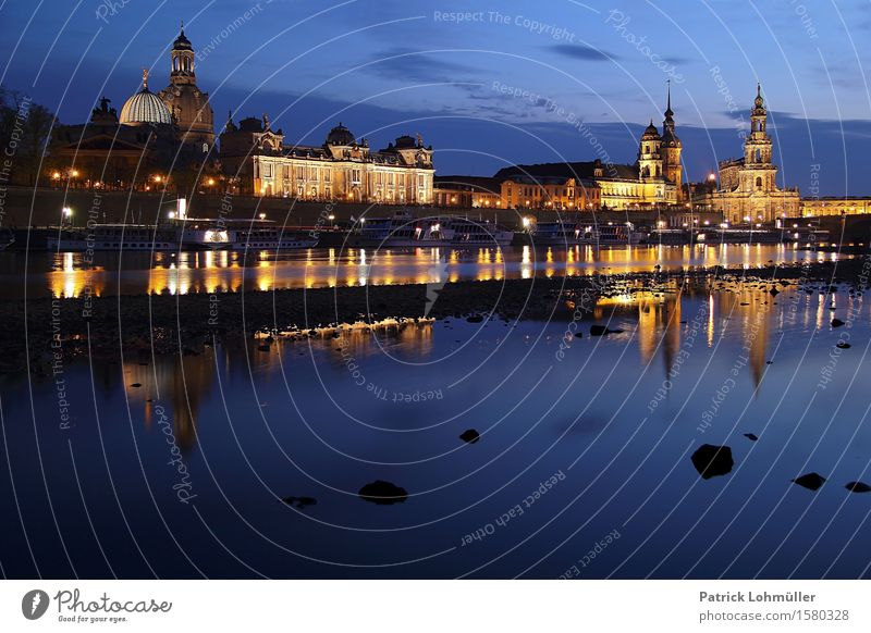 Blaue Stunde in Dresden Tourismus Sightseeing Städtereise Umwelt Landschaft Wasser Himmel Wolken Nachthimmel Flussufer Elbufer Sachsen Deutschland Europa