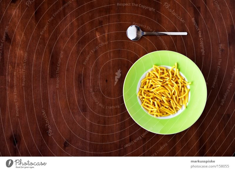 pasta roh Nudeln Spaghetti Teigwaren lang dünn Besteck Löffel Teller grün rund Holztisch Gastronomie Vegetarische Ernährung Geschirr
