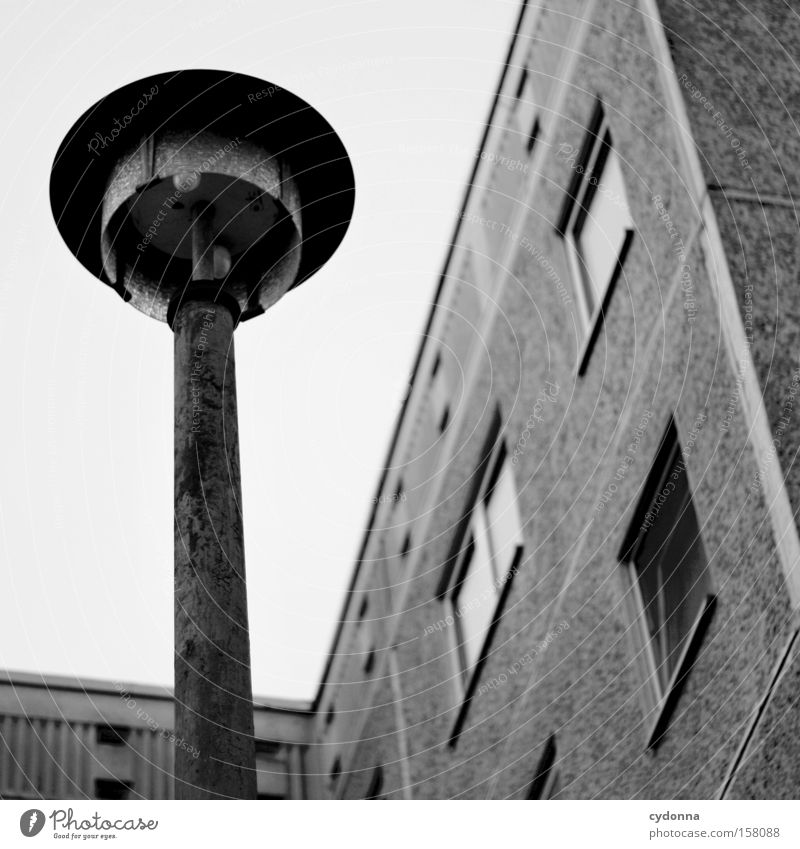 Erleuchtung Haus Block Beton DDR Nostalgie Ostalgie Plattenbau Wohngebiet Lampe Licht Beleuchtung Häusliches Leben Heimat Straßenbeleuchtung Detailaufnahme