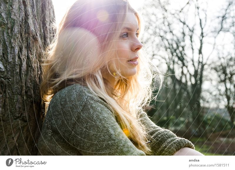 Sarah Mensch feminin Junge Frau Jugendliche Erwachsene 1 18-30 Jahre Natur Landschaft Baum Pullover blond langhaarig Ferne Zufriedenheit Einsamkeit Erholung
