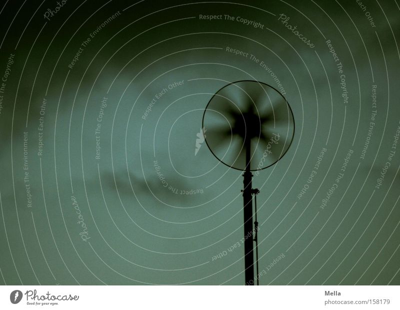 Es kommt ein Sturm dunkel Wolken Wetter Unwetter Wind drehen Geschwindigkeit Bewegung bedrohlich Himmel Windkraftanlage