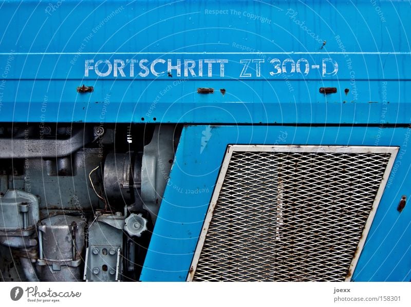 Es geht voran … blau Diesel Fortschritt Gitter innovativ Kraft Landwirtschaft Leistung Lüftung Motor Technik & Technologie Technikfotografie Tradition Traktor