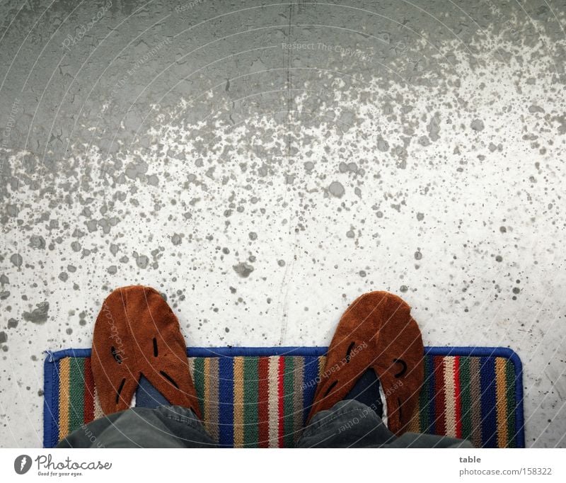 Stubenhocker Mokassin Regen Wetter Fußmatte Bodenbelag Beton Balkon Terrasse kalt ungemütlich grau nass Freizeit & Hobby Mensch Bekleidung couch potato