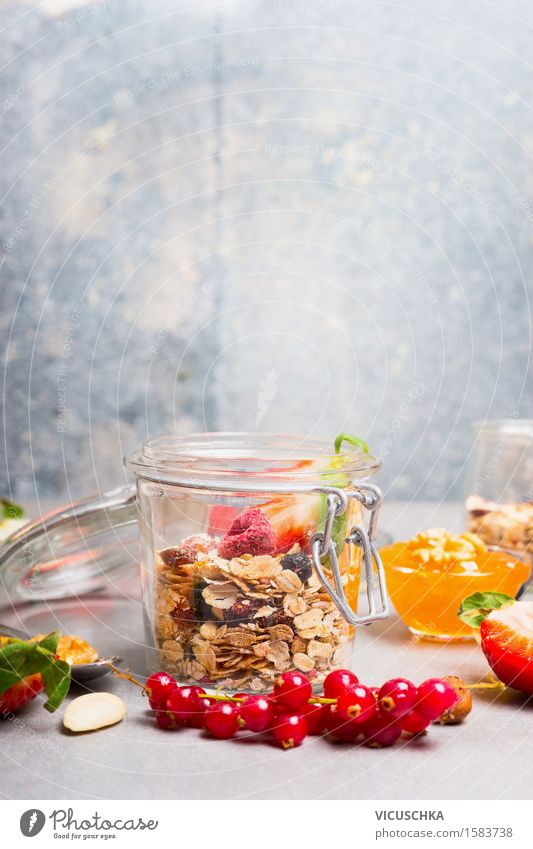 Gesundes Frühstück mit Müsli und Beeren im Glas Lebensmittel Frucht Getreide Dessert Ernährung Bioprodukte Vegetarische Ernährung Diät Lifestyle