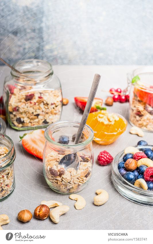 Frühstück im Glas mit frischen Beeren , Nüsse und Müsli Lebensmittel Joghurt Frucht Getreide Dessert Ernährung Büffet Brunch Bioprodukte Vegetarische Ernährung