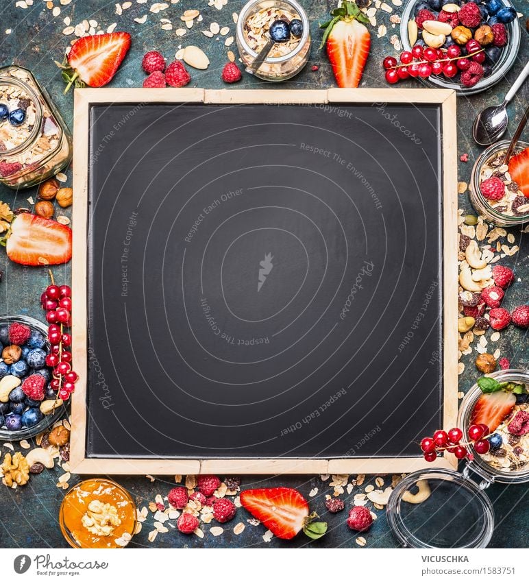 Müsli und Beeren um schwarzer leerer Tafel Hintergrund Lebensmittel Frucht Getreide Dessert Marmelade Ernährung Frühstück Bioprodukte Vegetarische Ernährung