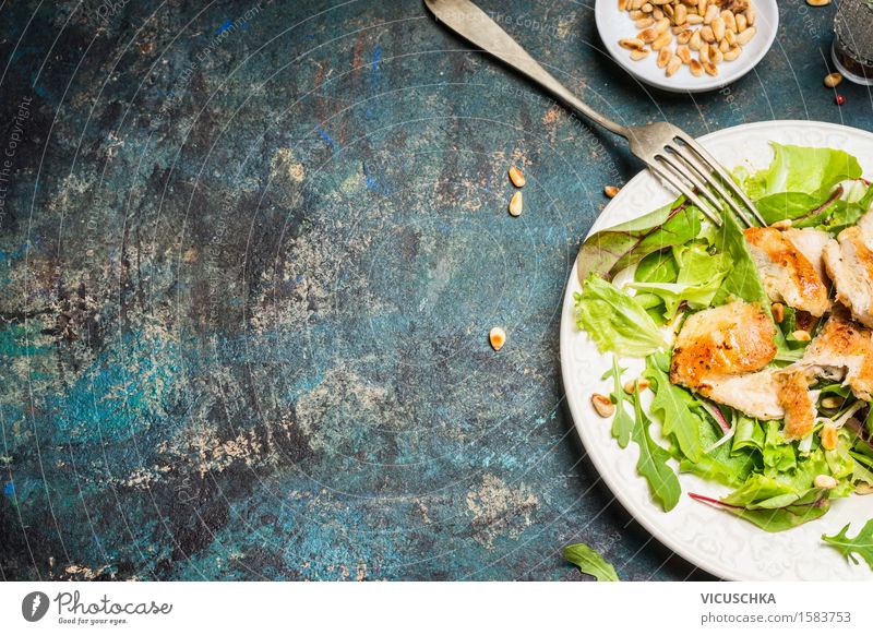 Hähnchensalat mit Pinienkernen auf rustikalen Hintergrund Lebensmittel Fleisch Salat Salatbeilage Ernährung Mittagessen Abendessen Bioprodukte Diät Geschirr