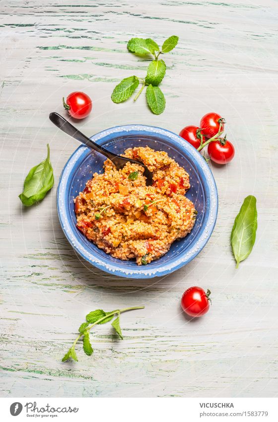 Gesunder Couscous-Salat mit Tomaten Lebensmittel Salatbeilage Getreide Kräuter & Gewürze Ernährung Mittagessen Abendessen Festessen Bioprodukte